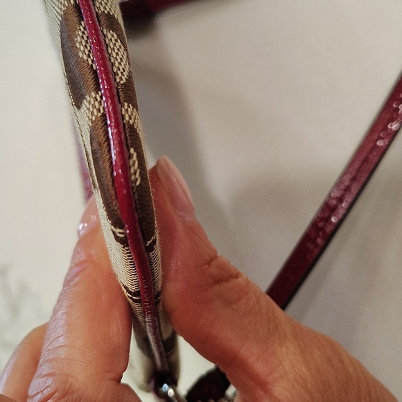 Coach Parker Signature Wristlet Tan And Crimson Red 6" x 4" Hang Tag - Picture 12 of 14